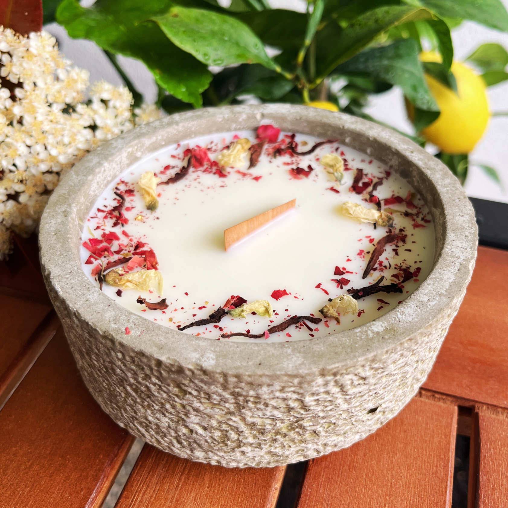 Outdoor Citronella-Betonkerzenset  „Grey - Mugge Schreck“ – Handgemachter Insektenschutz aus dem Südschwarzwald mit Blütenverzierung  3x Betonkerzen im Set 