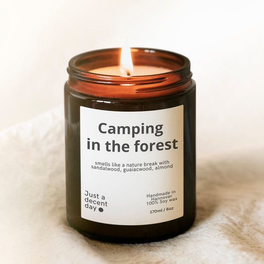 Duftkerze Camping in the Forest – Waldduft Kerze aus Sojawachs – 170ml – Warm & holzig mit Sandelholz Guajak & Mandel – Aromakerze im Glas