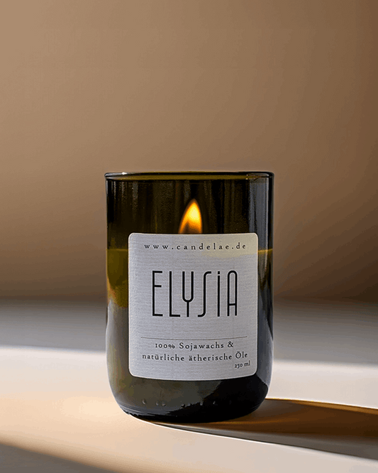 Elysia Duftkerze – Handgefertigte Sojawachskerze – 250ml – Holzig-floraler Duft mit Zeder Lavendel & Weihrauch – Nachhaltige Kerze im Upcycling-Weinglas