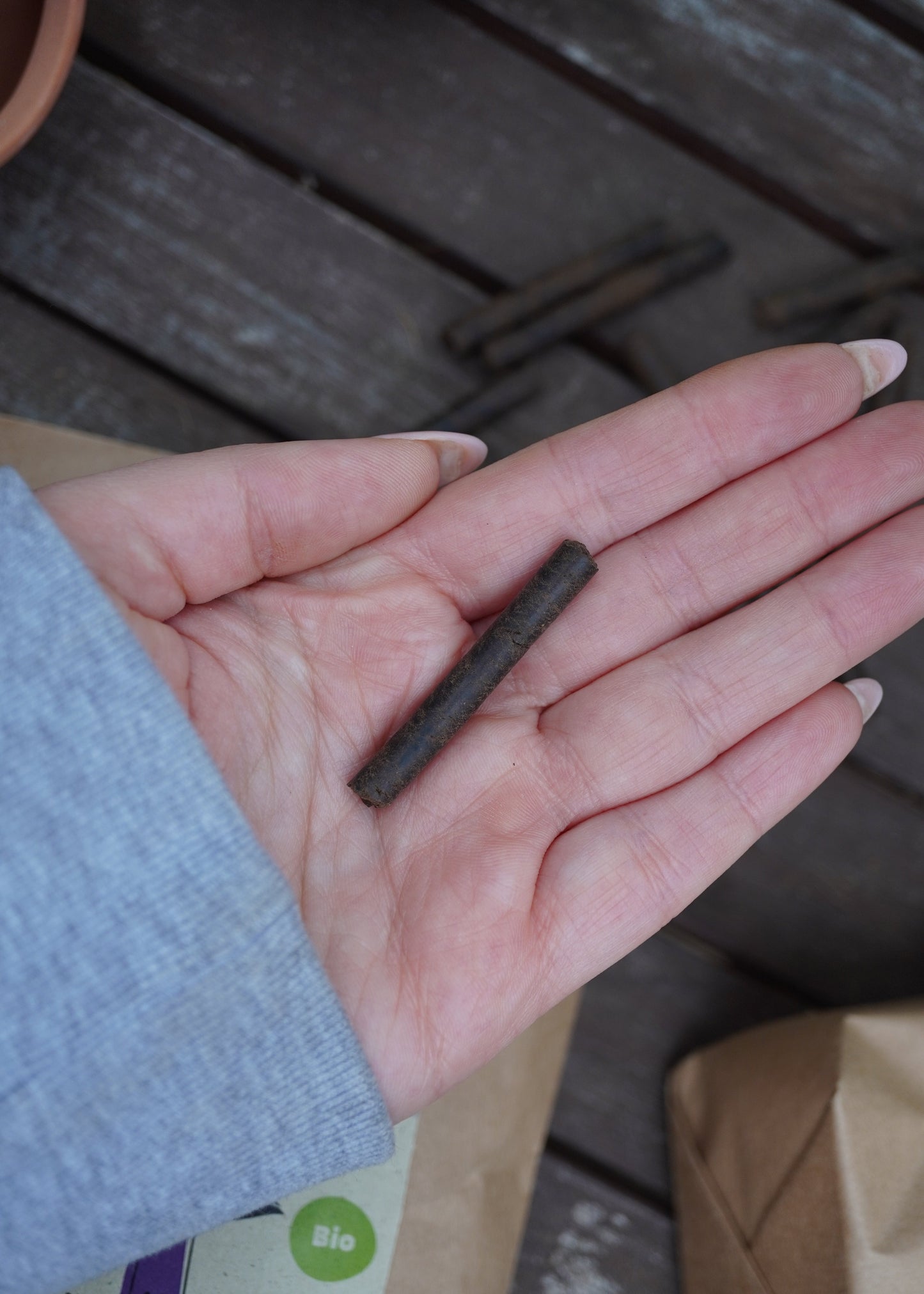 Hermi Stäbli organische Düngestäbchen ca.220Stk – Langzeitdünger mit Chitin für Zimmerpflanzen Balkon & Kräuter – 100% organischer NPK Dünger mit Einsteckhilfe