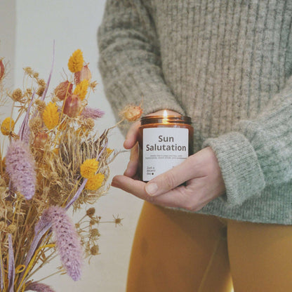 Duftkerze Sun Salutation – Meditationsduft aus Sojawachs – 170ml – Warm & beruhigend mit Sandelholz Amber & Vanille – Aromakerze im Glas
