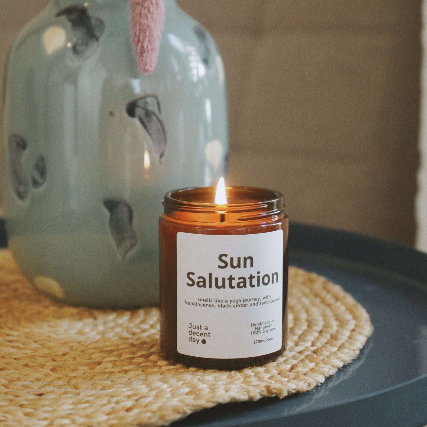 Duftkerze Sun Salutation – Meditationsduft aus Sojawachs – 170ml – Warm & beruhigend mit Sandelholz Amber & Vanille – Aromakerze im Glas
