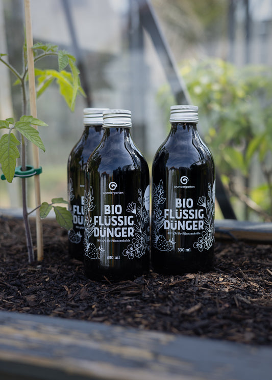 Wundergarten Bio Flüssigdünger – 100% pflanzlicher Volldünger mit Pflanzenkohle – Für Obst Gemüse Kräuter & Beeren – Nachhaltiger Dünger in Glasflasche