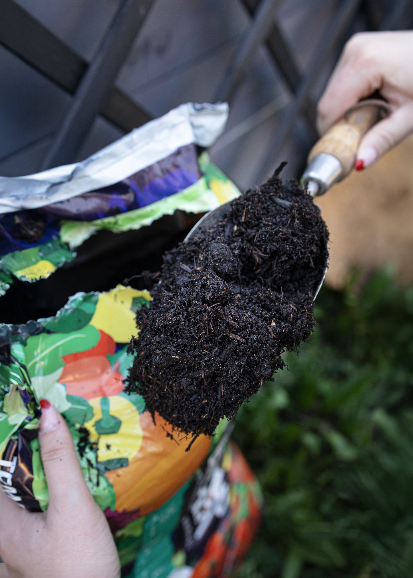 Wundergarten Tomaten- und Gemüseerde 20L – Nährstoffreiche Pflanzerde mit Pflanzenkohle – Für Tomaten Paprika Gurken & Hochbeet – Lockere Erde für reiche Ernte
