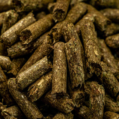 Kräuterheu Pellets Gartenmulch – 100% Naturpellets aus Kräuterwiesen – Organischer Bodenverbesserer für Hochbeet Gemüse & Zierpflanzen – Nachhaltige Mulchpellets