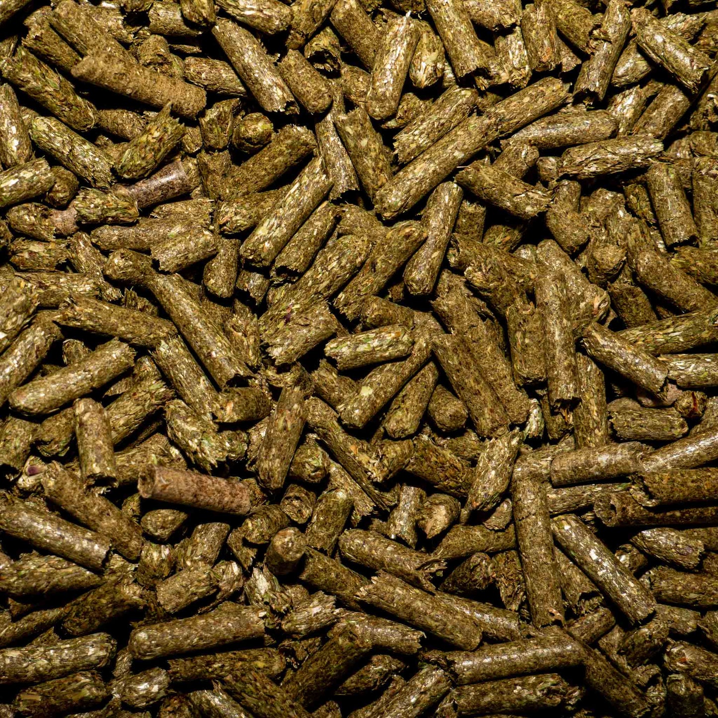 Kräuterheu Pellets Gartenmulch – 100% Naturpellets aus Kräuterwiesen – Organischer Bodenverbesserer für Hochbeet Gemüse & Zierpflanzen – Nachhaltige Mulchpellets