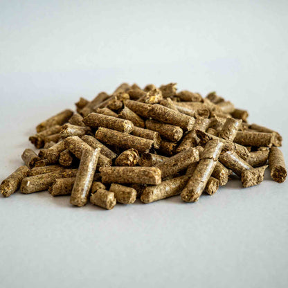 Strohpellets Gartenmulch aus Gerstenstroh 6mm – Hochsaugfähige Mulchpellets für Hochbeet Gemüse & Beete – Natürlicher Bodenverbesserer – Regional produziert