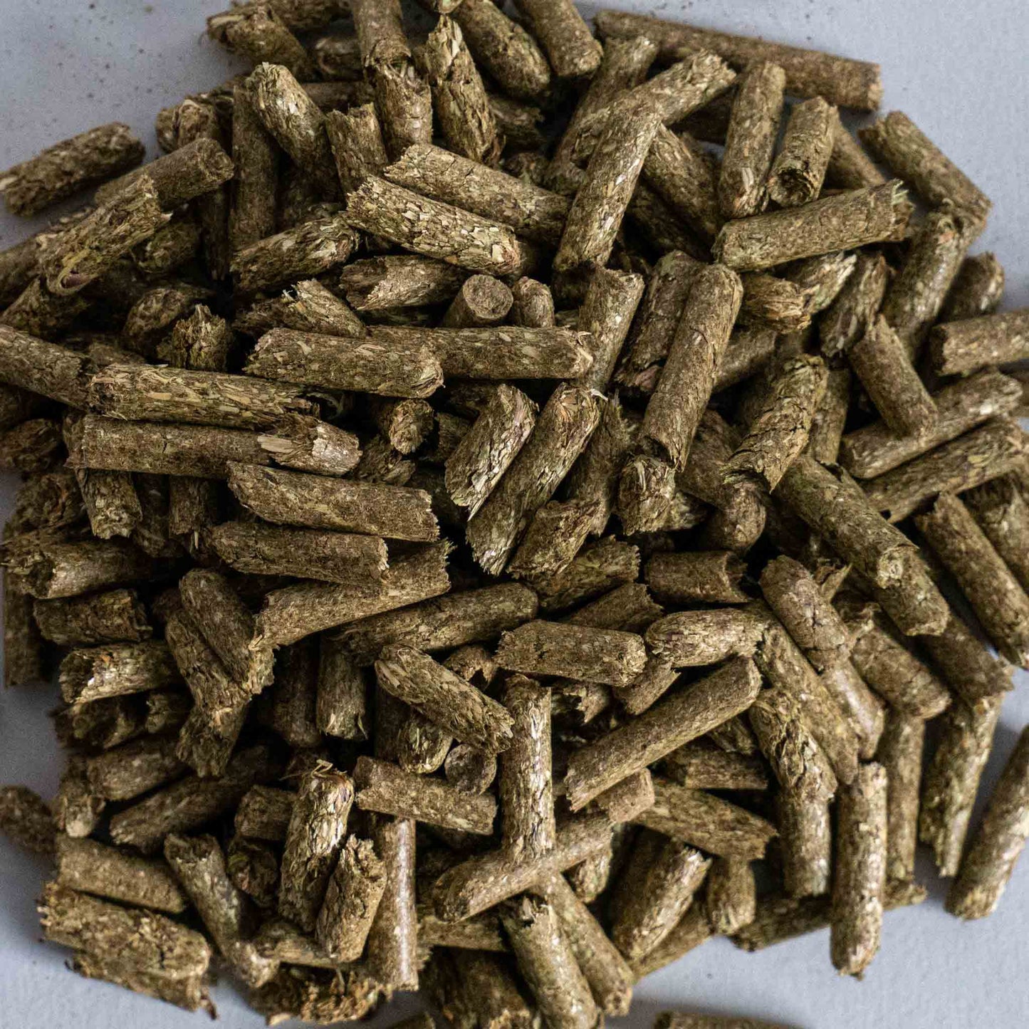 Kräuterheu Pellets Gartenmulch – 100% Naturpellets aus Kräuterwiesen – Organischer Bodenverbesserer für Hochbeet Gemüse & Zierpflanzen – Nachhaltige Mulchpellets