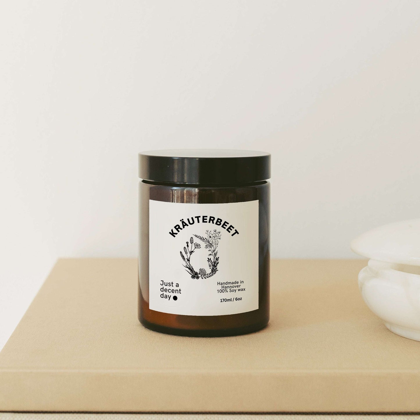 Duftkerze Kräuterbeet – Gardening Collection – 170ml Sojawachs – Frischer Gartenduft mit Mandarine Basilikum Lavendel & Hölzern – Aromakerze im Glas