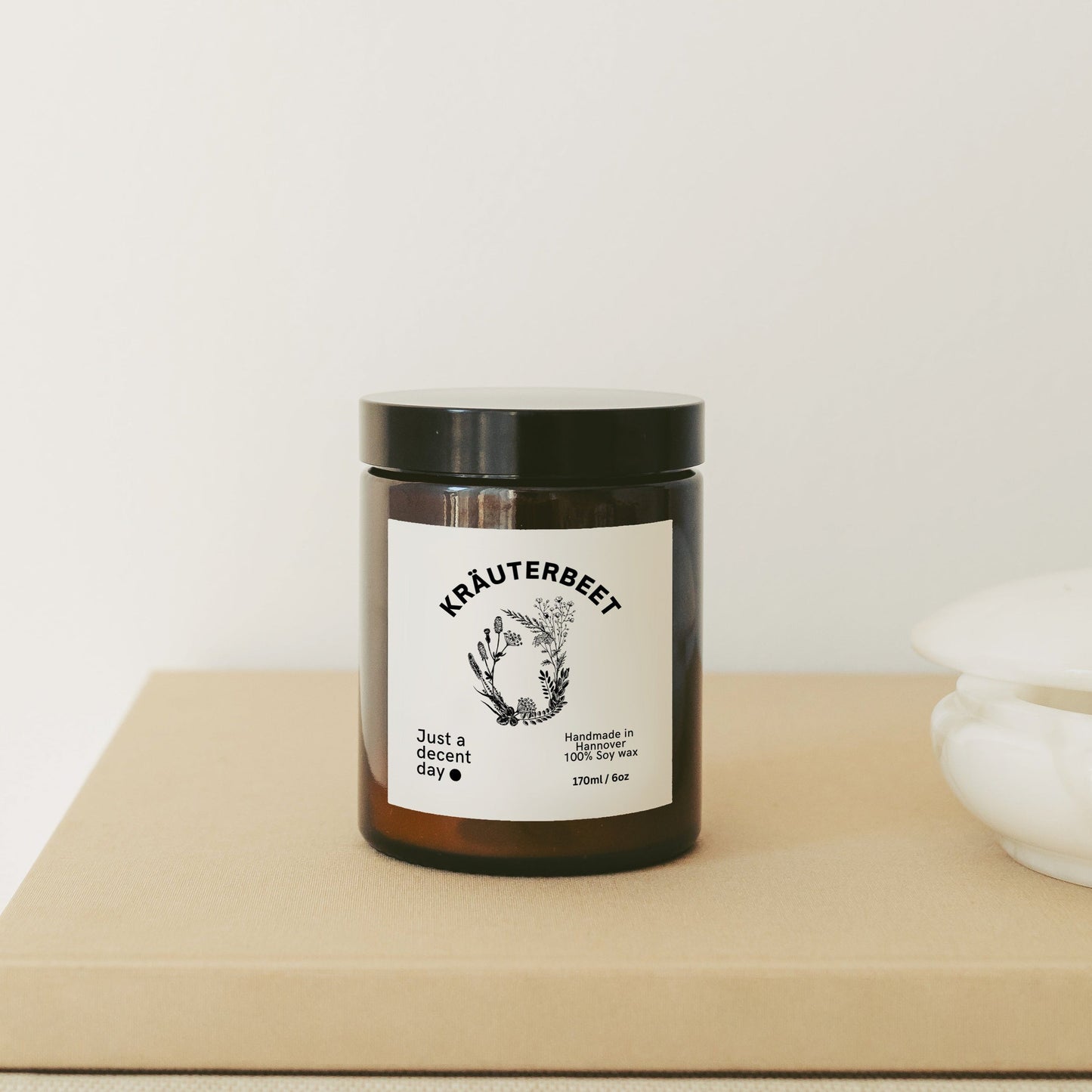 Duftkerze Kräuterbeet – Gardening Collection – 170ml Sojawachs – Frischer Gartenduft mit Mandarine Basilikum Lavendel & Hölzern – Aromakerze im Glas