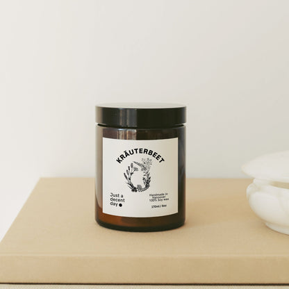 Duftkerze Kräuterbeet – Gardening Collection – 170ml Sojawachs – Frischer Gartenduft mit Mandarine Basilikum Lavendel & Hölzern – Aromakerze im Glas