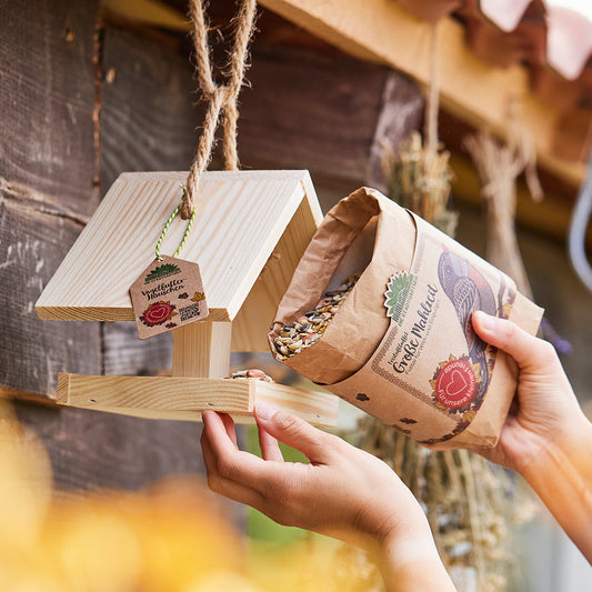 Vogelfutterhaus mit großer Mahlzeit 