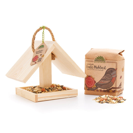 Vogelfutterhaus mit großer Mahlzeit 