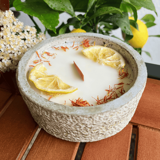 Limitierte Einzelstücke: Outdoor Citronella-Betonkerze „Mugge Schreck“ – Handgemachter Insektenschutz aus dem Südschwarzwald mit Blütenverzierung 