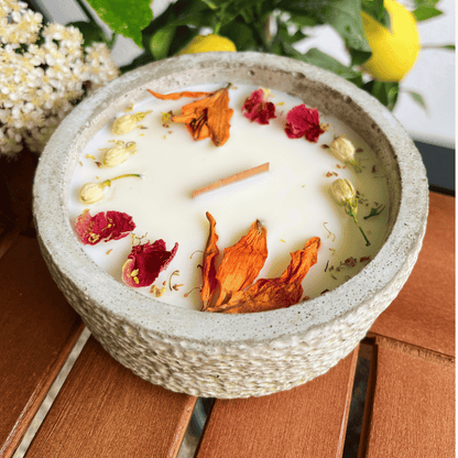 Limitierte Einzelstücke: Outdoor Citronella-Betonkerze „Mugge Schreck“ – Handgemachter Insektenschutz aus dem Südschwarzwald mit Blütenverzierung 