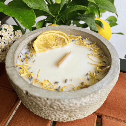 Limitierte Einzelstücke: Outdoor Citronella-Betonkerze „Mugge Schreck“ – Handgemachter Insektenschutz aus dem Südschwarzwald mit Blütenverzierung 