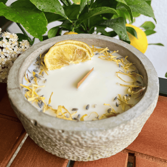 Limitierte Einzelstücke: Outdoor Citronella-Betonkerze „Mugge Schreck“ – Handgemachter Insektenschutz aus dem Südschwarzwald mit Blütenverzierung 