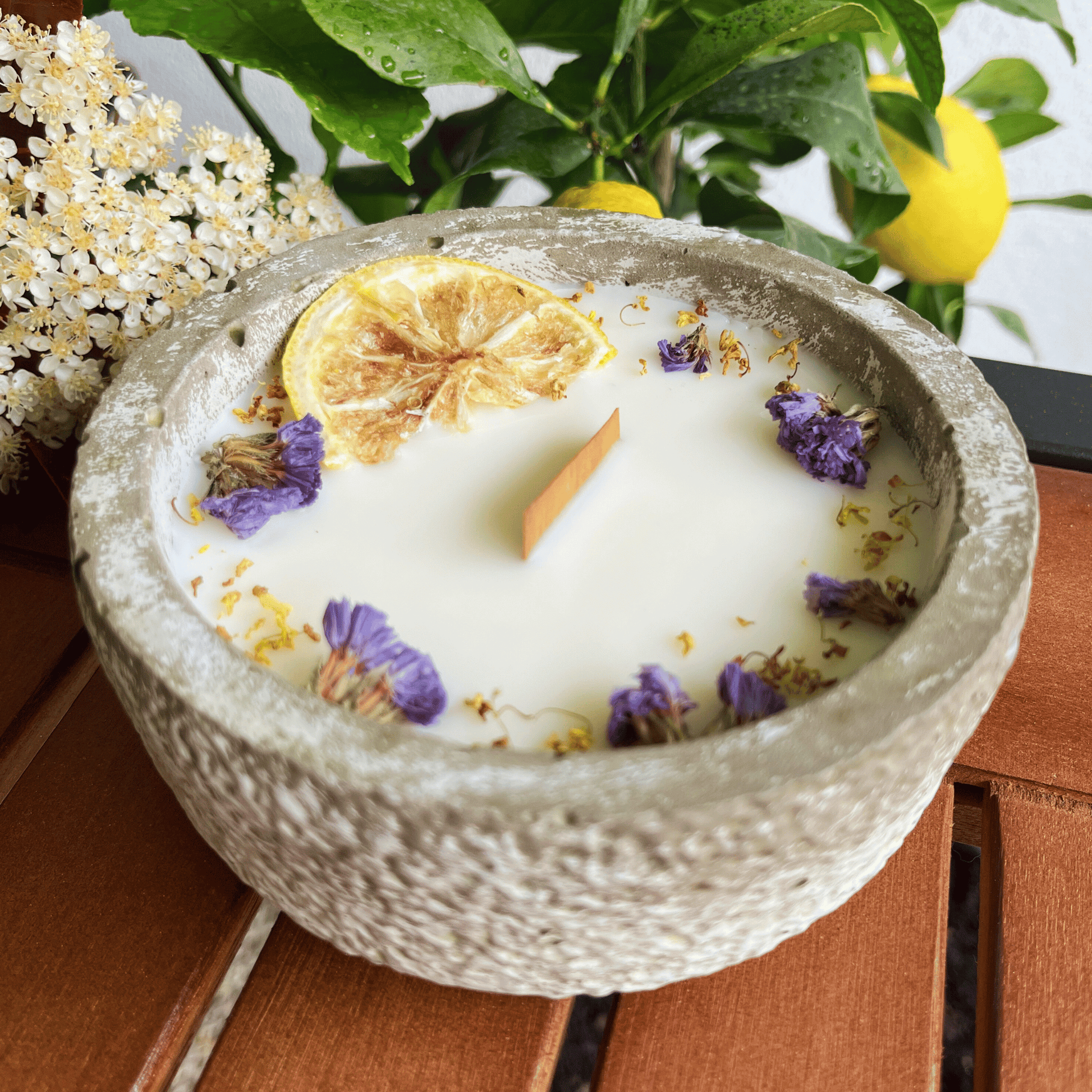 Limitierte Einzelstücke: Outdoor Citronella-Betonkerze „Mugge Schreck“ – Handgemachter Insektenschutz aus dem Südschwarzwald mit Blütenverzierung 