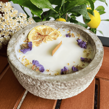 Limitierte Einzelstücke: Outdoor Citronella-Betonkerze „Mugge Schreck“ – Handgemachter Insektenschutz aus dem Südschwarzwald mit Blütenverzierung 