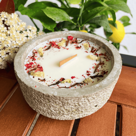 Limitierte Einzelstücke: Outdoor Citronella-Betonkerze „Mugge Schreck“ – Handgemachter Insektenschutz aus dem Südschwarzwald mit Blütenverzierung 