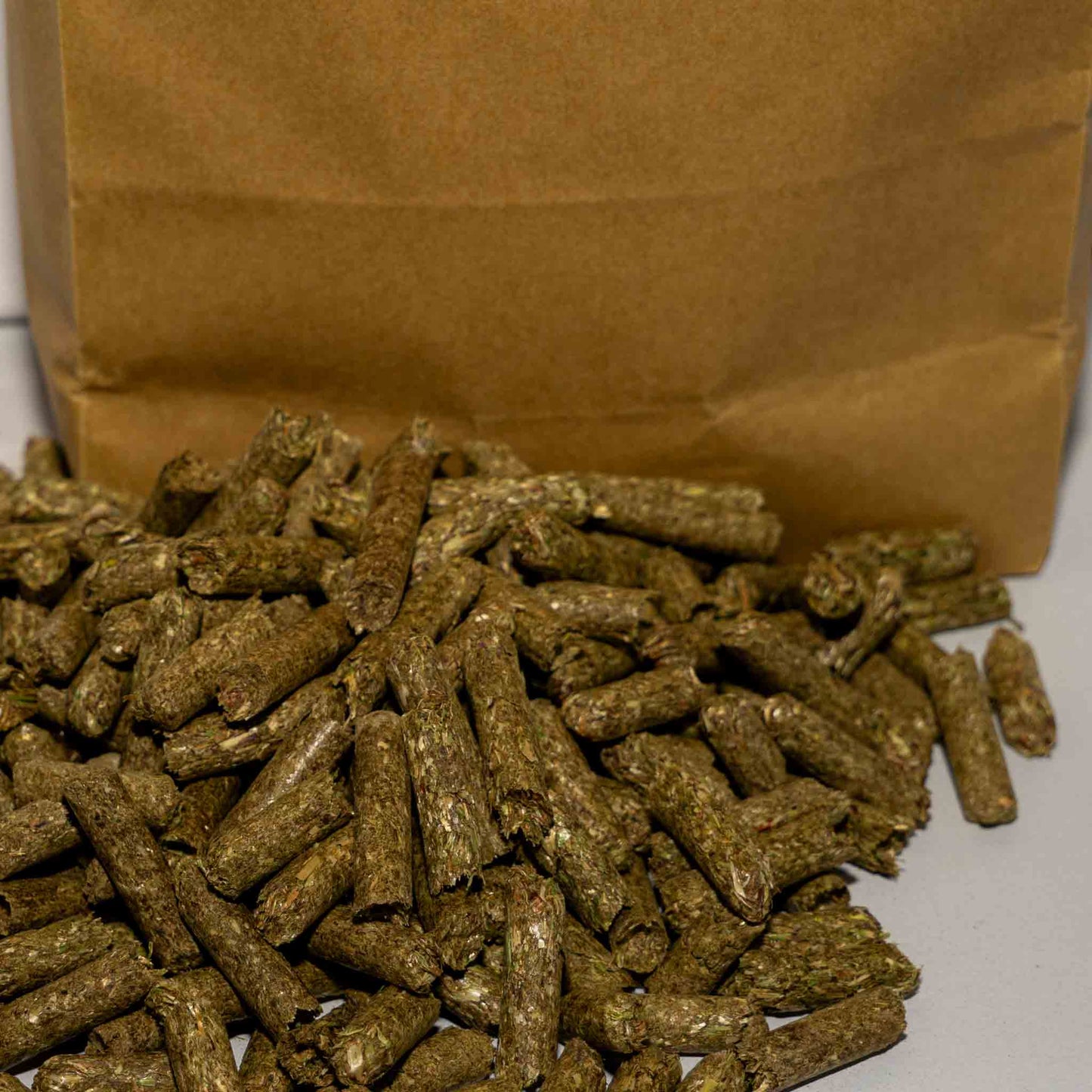 Kräuterheu Pellets Gartenmulch – 100% Naturpellets aus Kräuterwiesen – Organischer Bodenverbesserer für Hochbeet Gemüse & Zierpflanzen – Nachhaltige Mulchpellets