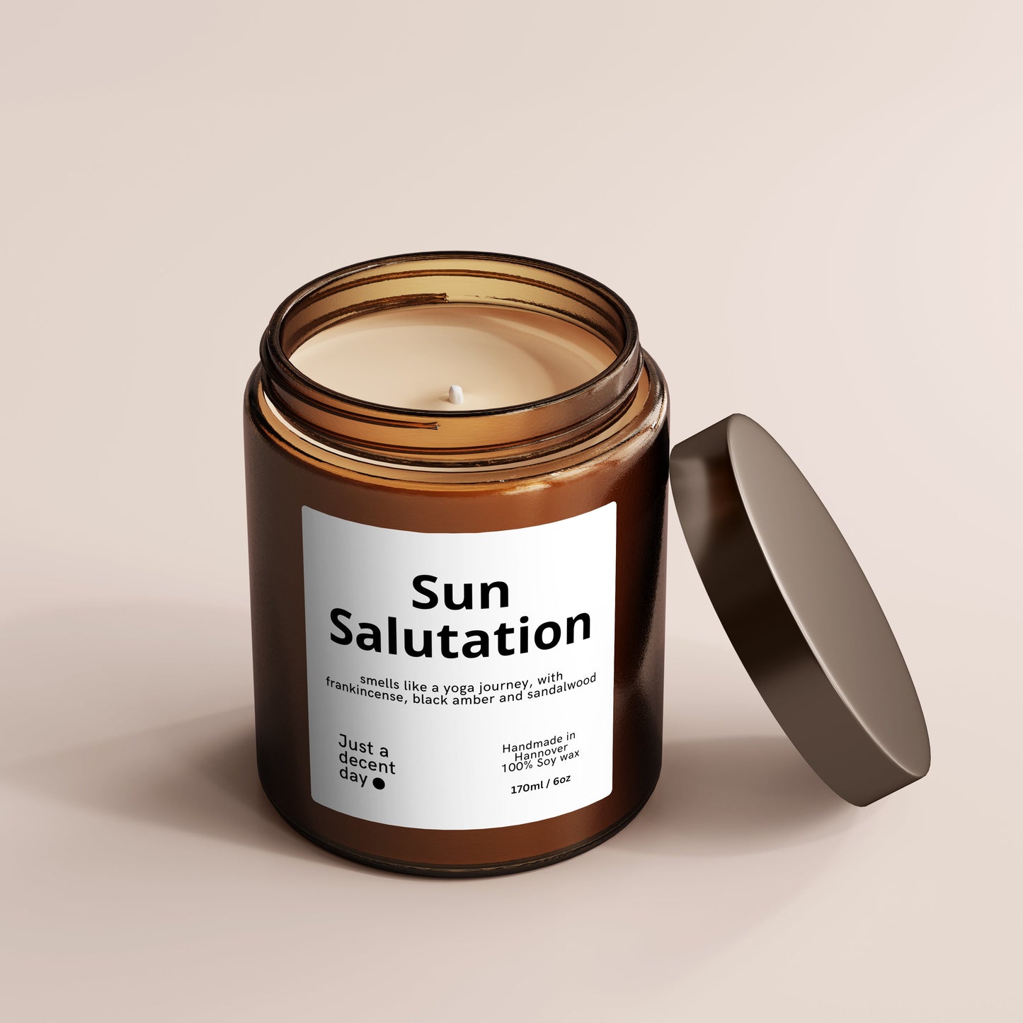 Duftkerze Sun Salutation – Meditationsduft aus Sojawachs – 170ml – Warm & beruhigend mit Sandelholz Amber & Vanille – Aromakerze im Glas