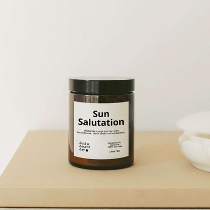 Duftkerze Sun Salutation – Meditationsduft aus Sojawachs – 170ml – Warm & beruhigend mit Sandelholz Amber & Vanille – Aromakerze im Glas