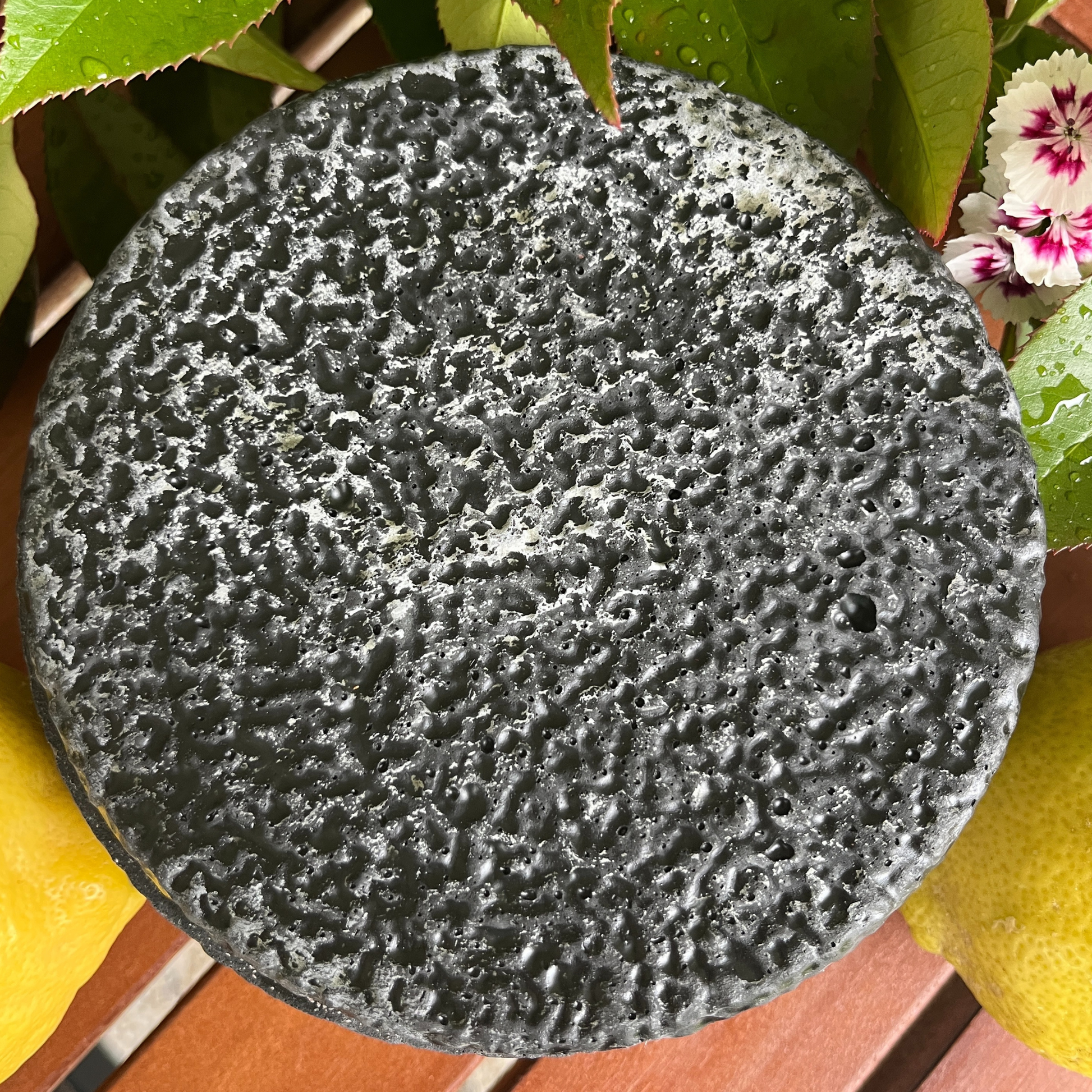 Black Edition HANDGEMACHTE Citronella BETONKERZE - Stilvolle Sojawachskerze für Ihr Zuhause. Outdoor Kerze mit Blütenverzierung und HOCHWERTIGEM Holzdocht aus dem Südschwarzwald 
