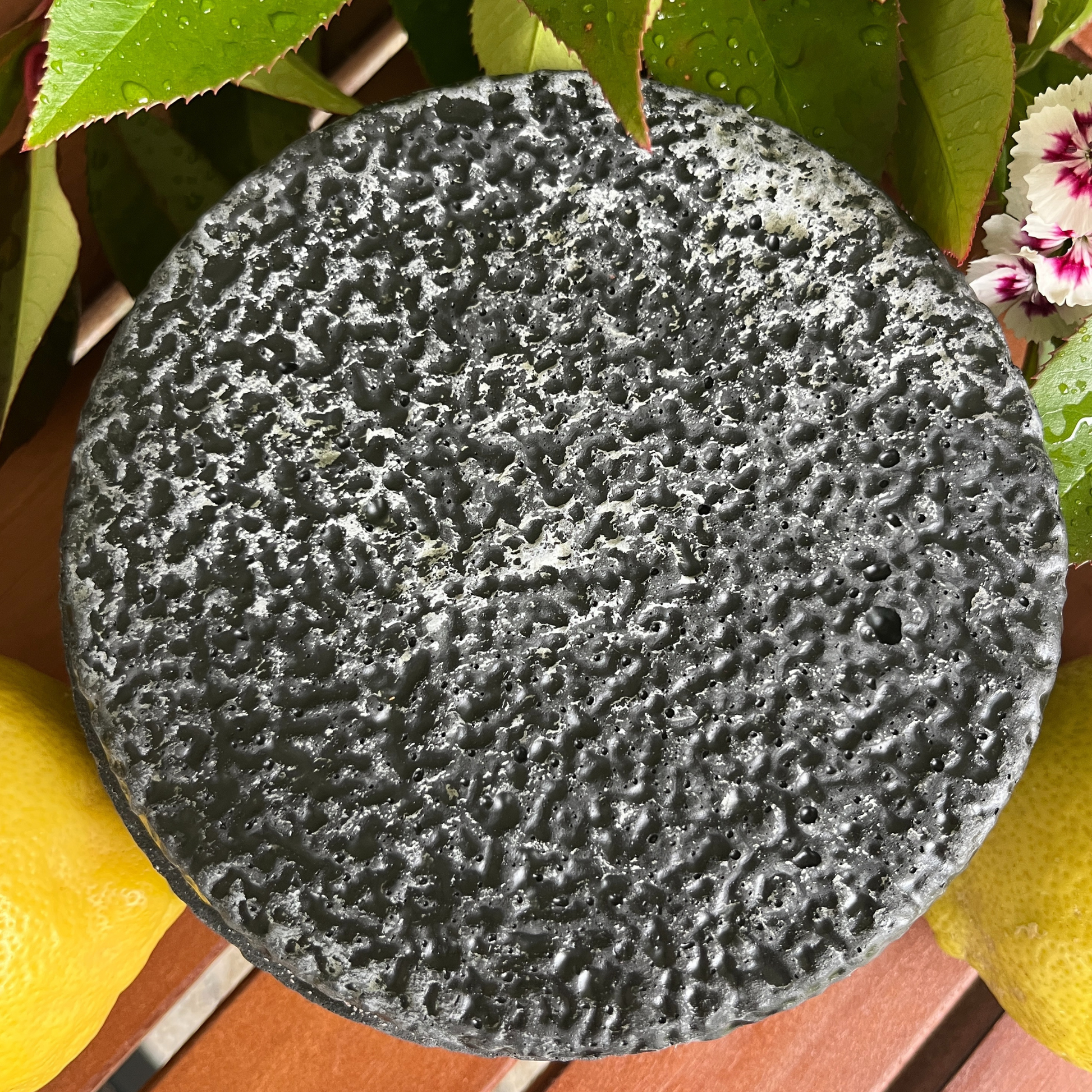 Black Edition HANDGEMACHTE Citronella BETONKERZE - Stilvolle Sojawachskerze für Ihr Zuhause. Outdoor Kerze mit Blütenverzierung und HOCHWERTIGEM Holzdocht aus dem Südschwarzwald 