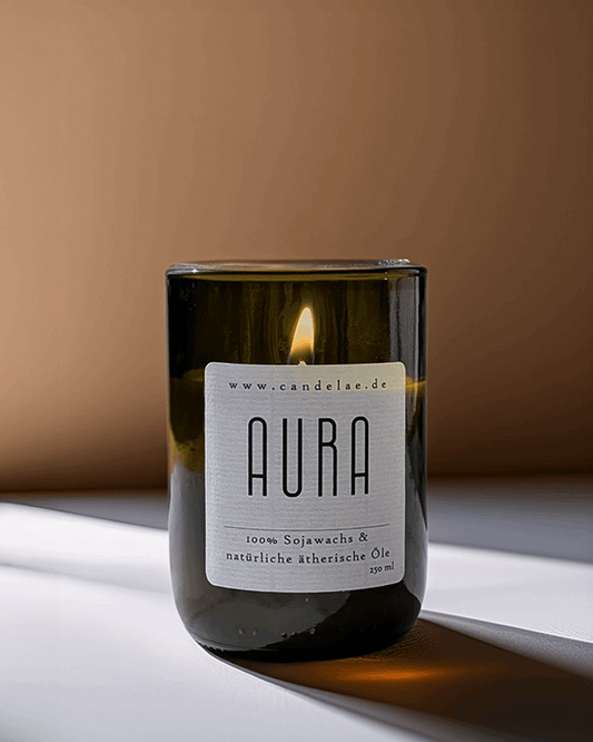 AURA Duftkerze – Handgefertigte Sojawachskerze – 250g – Lavendel Bergamotte & Ylang Ylang – Entspannender Duft für Ruhe & Balance – Nachhaltig im Upcycling-Weinglas