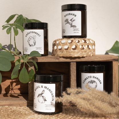 Duftkerze Kräuterbeet – Gardening Collection – 170ml Sojawachs – Frischer Gartenduft mit Mandarine Basilikum Lavendel & Hölzern – Aromakerze im Glas