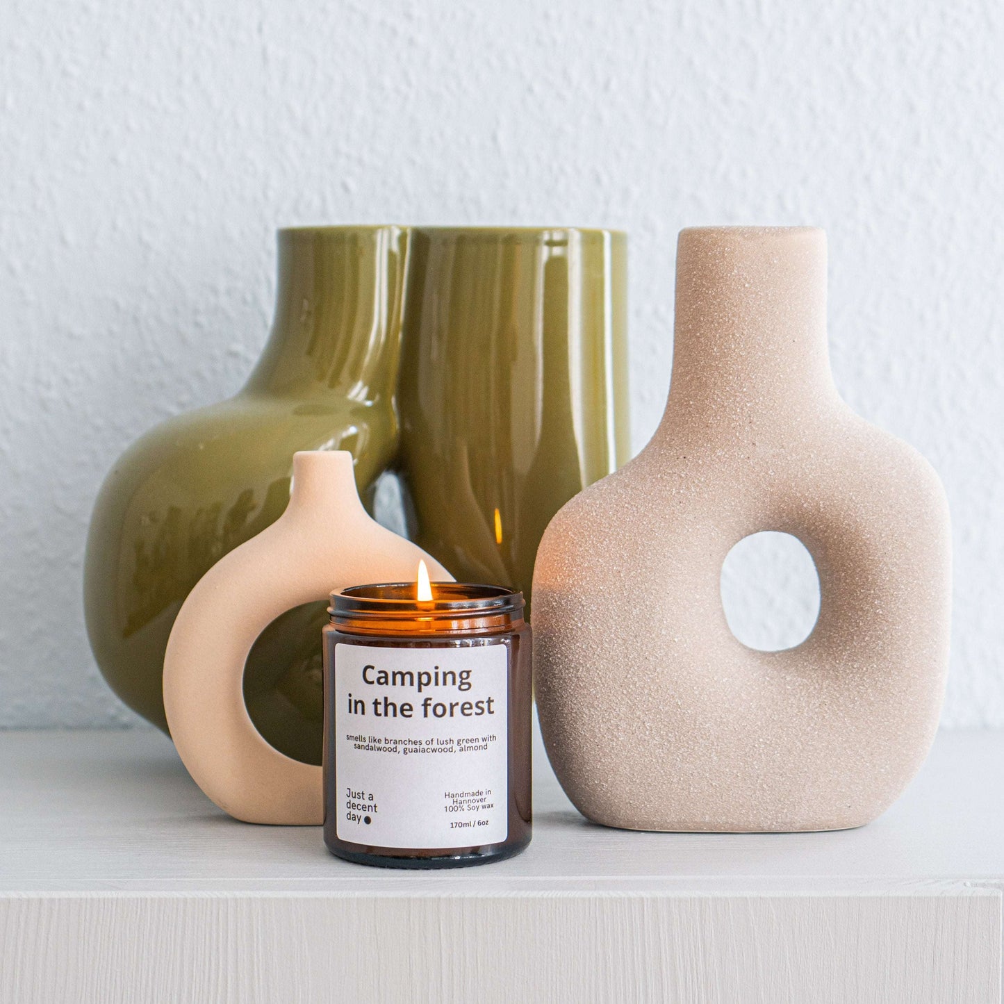 Duftkerze Camping in the Forest – Waldduft Kerze aus Sojawachs – 170ml – Warm & holzig mit Sandelholz Guajak & Mandel – Aromakerze im Glas