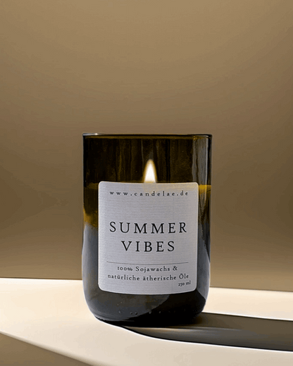 Summer Vibes Duftkerze – Handgefertigte Sojawachskerze – 250ml – Sommerlich frischer Duft mit Orange Eukalyptus & Wacholder – Nachhaltige Kerze im Upcycling-Weinglas