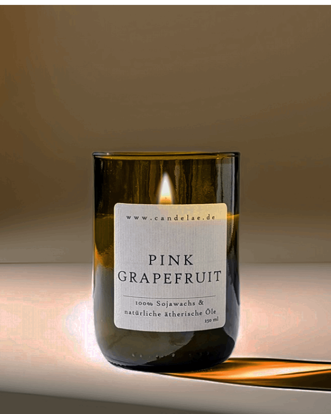 Pink Grapefruit Duftkerze – Handgefertigte Sojawachskerze von Candelae – 250ml – Zitrisch frisch mit ätherischem Grapefruitöl – Nachhaltige Kerze im Upcycling-Glas
