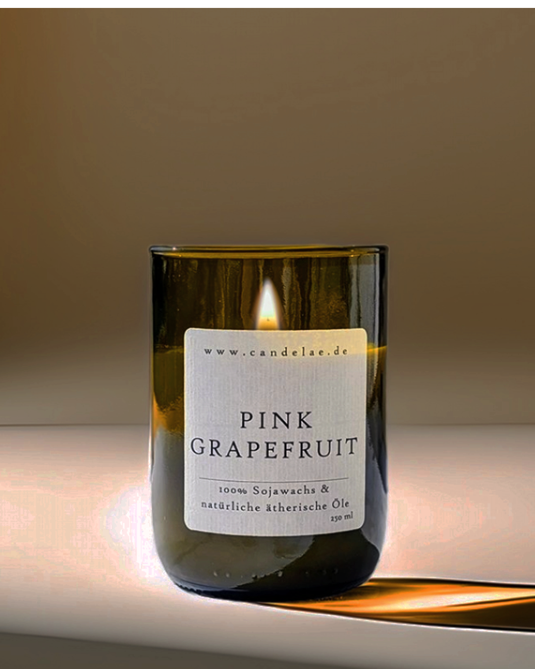 Pink Grapefruit Duftkerze – Handgefertigte Sojawachskerze von Candelae – 250ml – Zitrisch frisch mit ätherischem Grapefruitöl – Nachhaltige Kerze im Upcycling-Glas