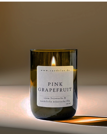 Pink Grapefruit Duftkerze – Handgefertigte Sojawachskerze von Candelae – 250ml – Zitrisch frisch mit ätherischem Grapefruitöl – Nachhaltige Kerze im Upcycling-Glas