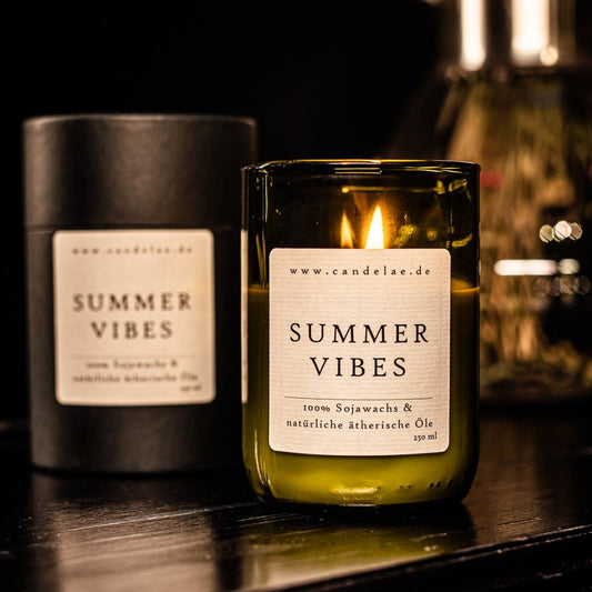 Summer Vibes Duftkerze – Handgefertigte Sojawachskerze – 250ml – Sommerlich frischer Duft mit Orange Eukalyptus & Wacholder – Nachhaltige Kerze im Upcycling-Weinglas