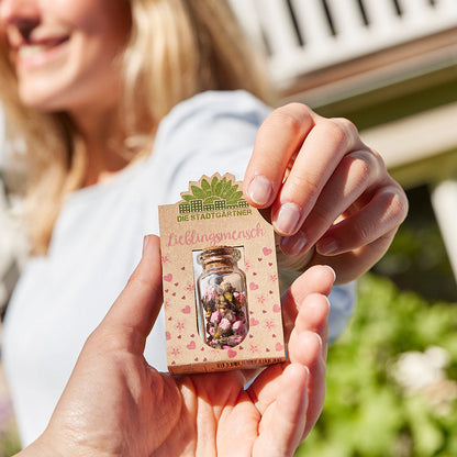 Lieblingsmensch mit handgepflückten Blüten 