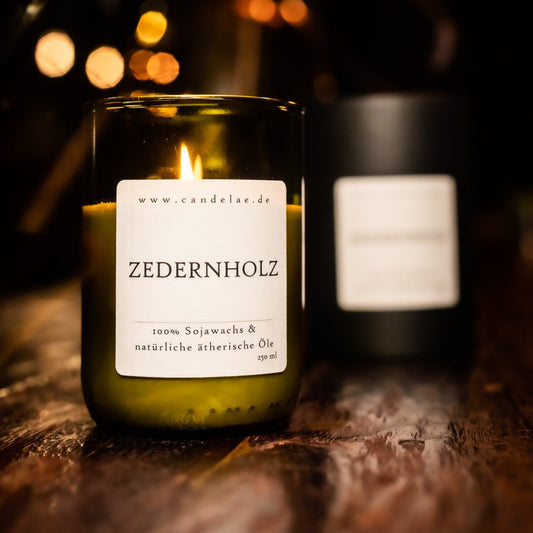 Zedernholz Duftkerze – Handgefertigte Sojawachskerze – 250ml – Beruhigender Holzduft aus ätherischem Zedernholz – Nachhaltige Kerze im Upcycling-Weinglas