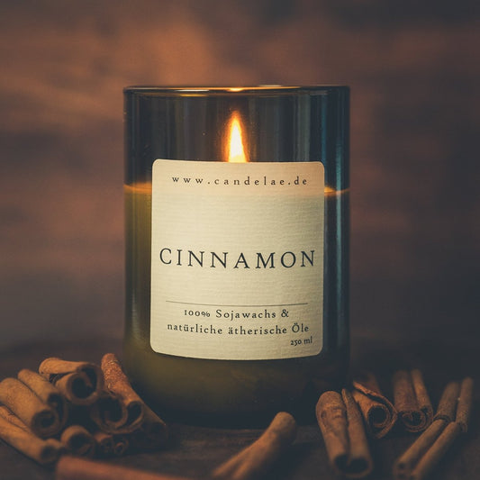 Zimt Duftkerze – Handgefertigte Sojawachskerze – 250ml – Warmer Zimtduft aus ätherischem Zimtöl – Nachhaltige Kerze im Upcycling-Weinglas