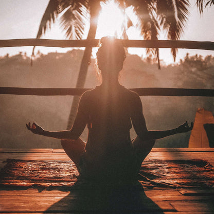 Duftkerze Sun Salutation – Meditationsduft aus Sojawachs – 170ml – Warm & beruhigend mit Sandelholz Amber & Vanille – Aromakerze im Glas