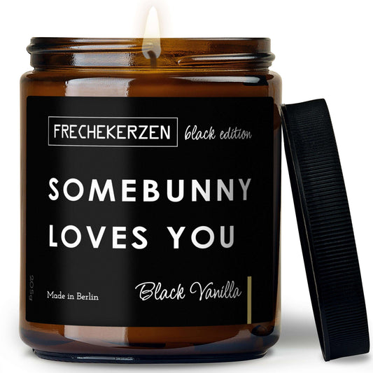 Sojawachs Duftkerze Black Edition mit Spruch „somebunny loves you“ – Oster Kerze im Glas – Nachhaltige Geschenkidee mit Humor & Herz