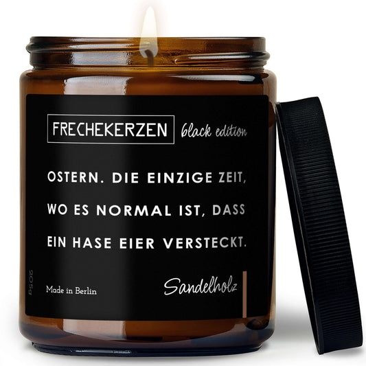 Oster Duftkerze Black Edition mit Spruch „ostern. die einzige zeit…“ – Lustige Kerze im Glas – Humorvolle Oster Geschenkidee & moderne Deko