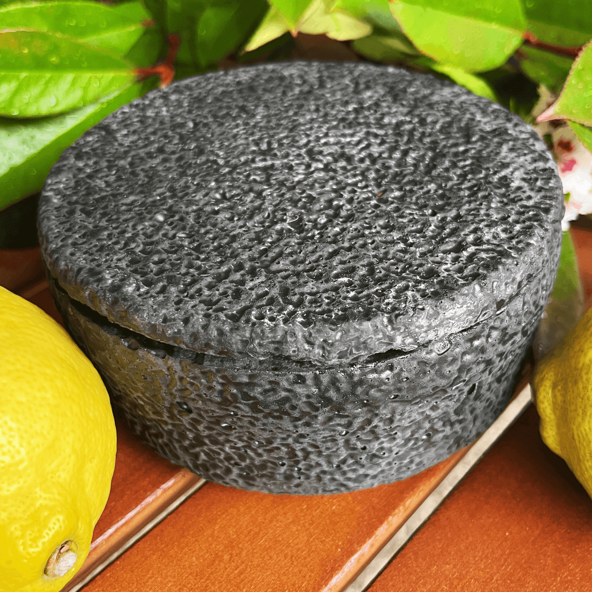 HANDGEMACHTE Citronella BETONKERZE Schwarz - Stilvolle Sojawachskerze für Ihr Zuhause. Outdoor Kerze mit Blütenverzierung und HOCHWERTIGEM Holzdocht aus dem Südschwarzwald 