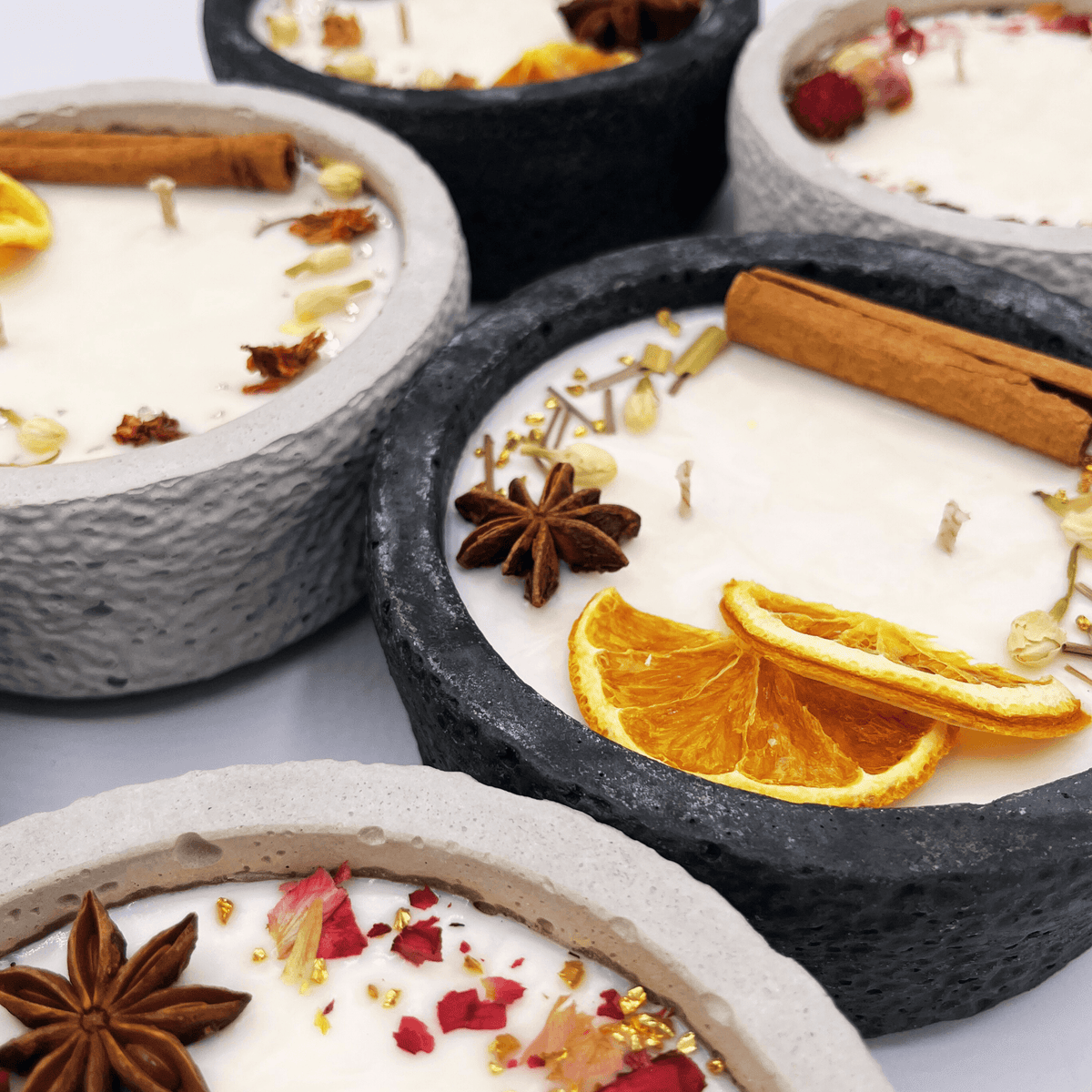 Handgemachte Betonkerze „Black Cinnamon“ - Stilvolle Sojawachskerze für Ihr Zuhause. Mit Blütenverzierung und HOCHWERTIGEM Baumwolldocht aus dem Südschwarzwald 