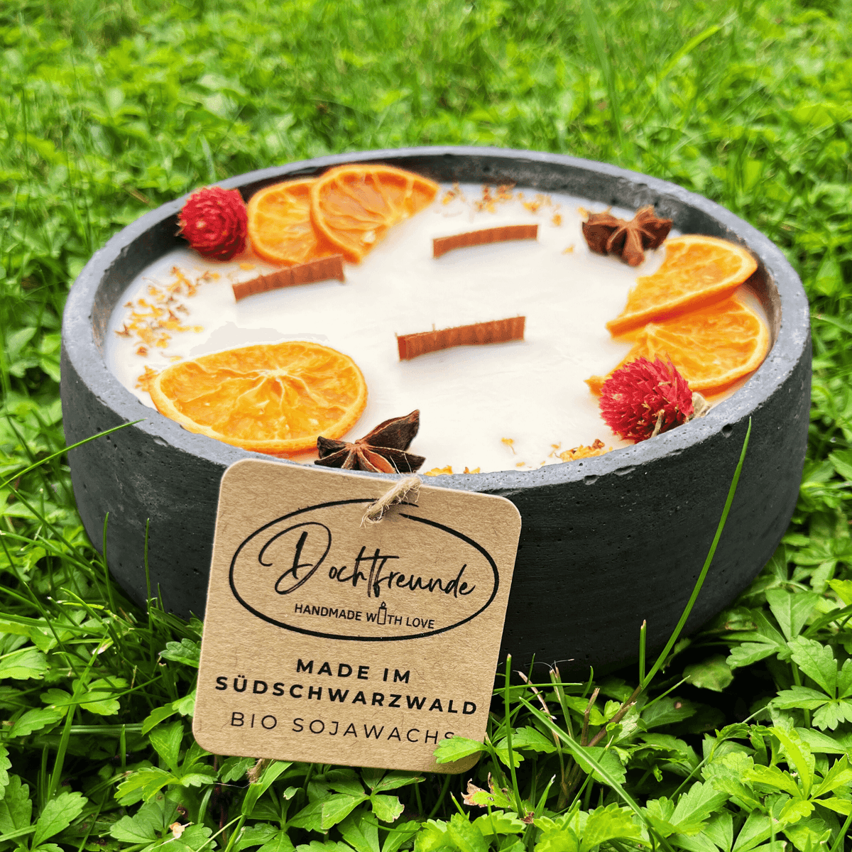 Handbesetze XXL Outdoor Citronella-Betonkerze Black Edition „Big Black - Mugge Schreck“ – Mit drei Holdochten - Handgemachter Insektenschutz aus dem Südschwarzwald mit Blütenverzierung 