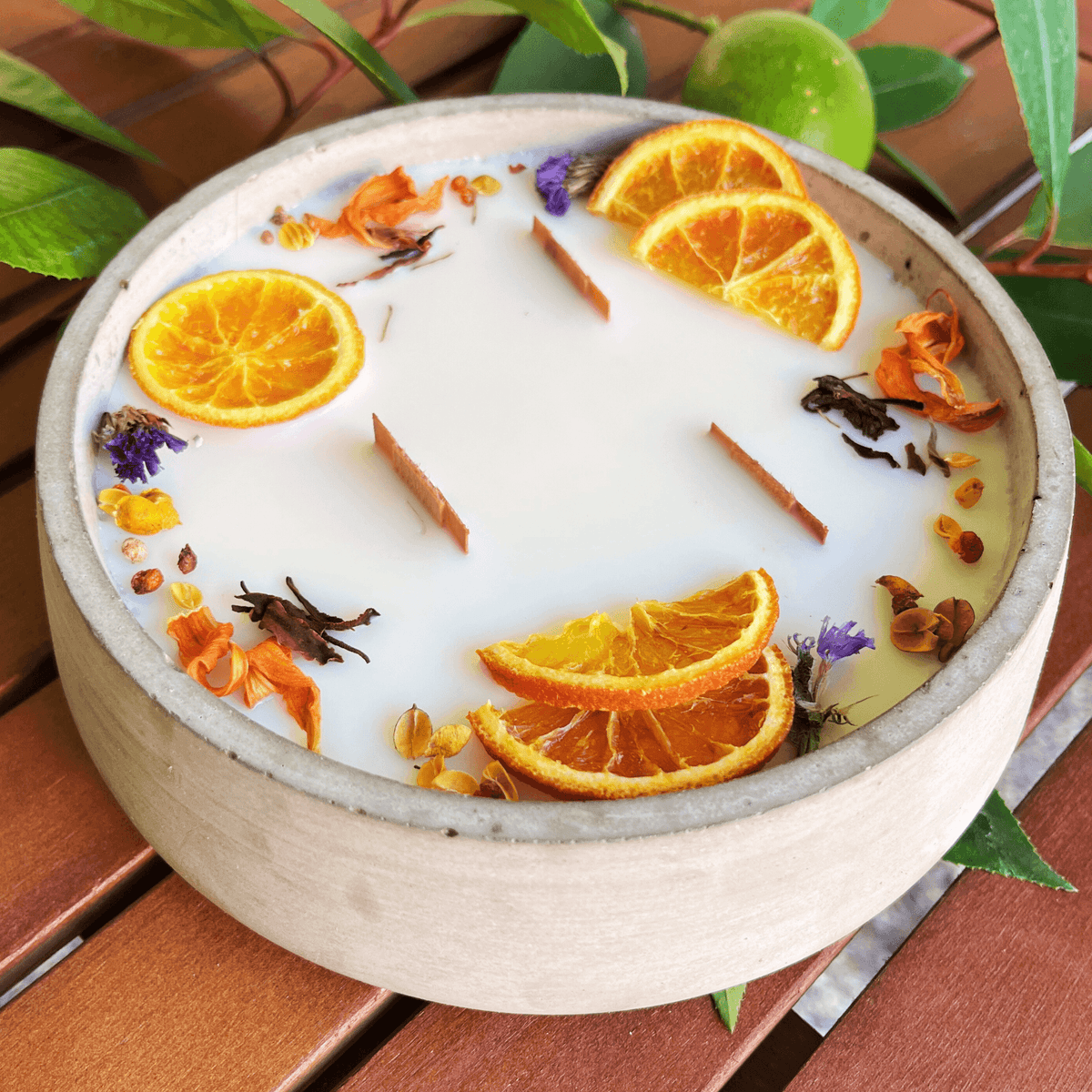 Handbesetze XXL Outdoor Citronella-Betonkerze „Big Grey - Mugge Schreck“ – Mit drei Holdochten - Handgemachter Insektenschutz aus dem Südschwarzwald mit Blütenverzierung 