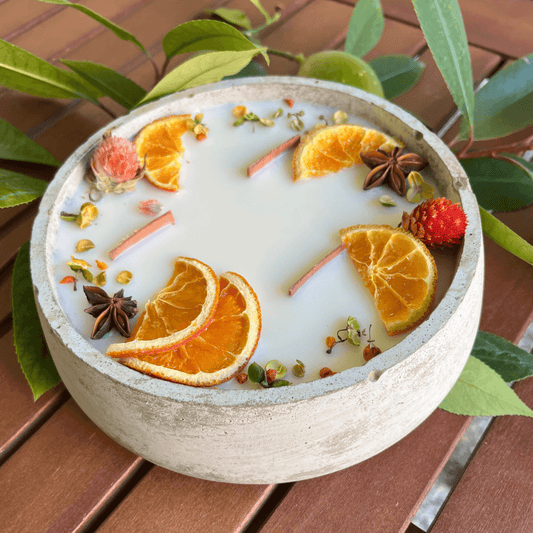 Große Outdoor Citronella-Betonkerze „Big Grey - Mugge Schreck“ – Mit drei Holdochten - Handgemachter Insektenschutz aus dem Südschwarzwald mit Blütenverzierung 