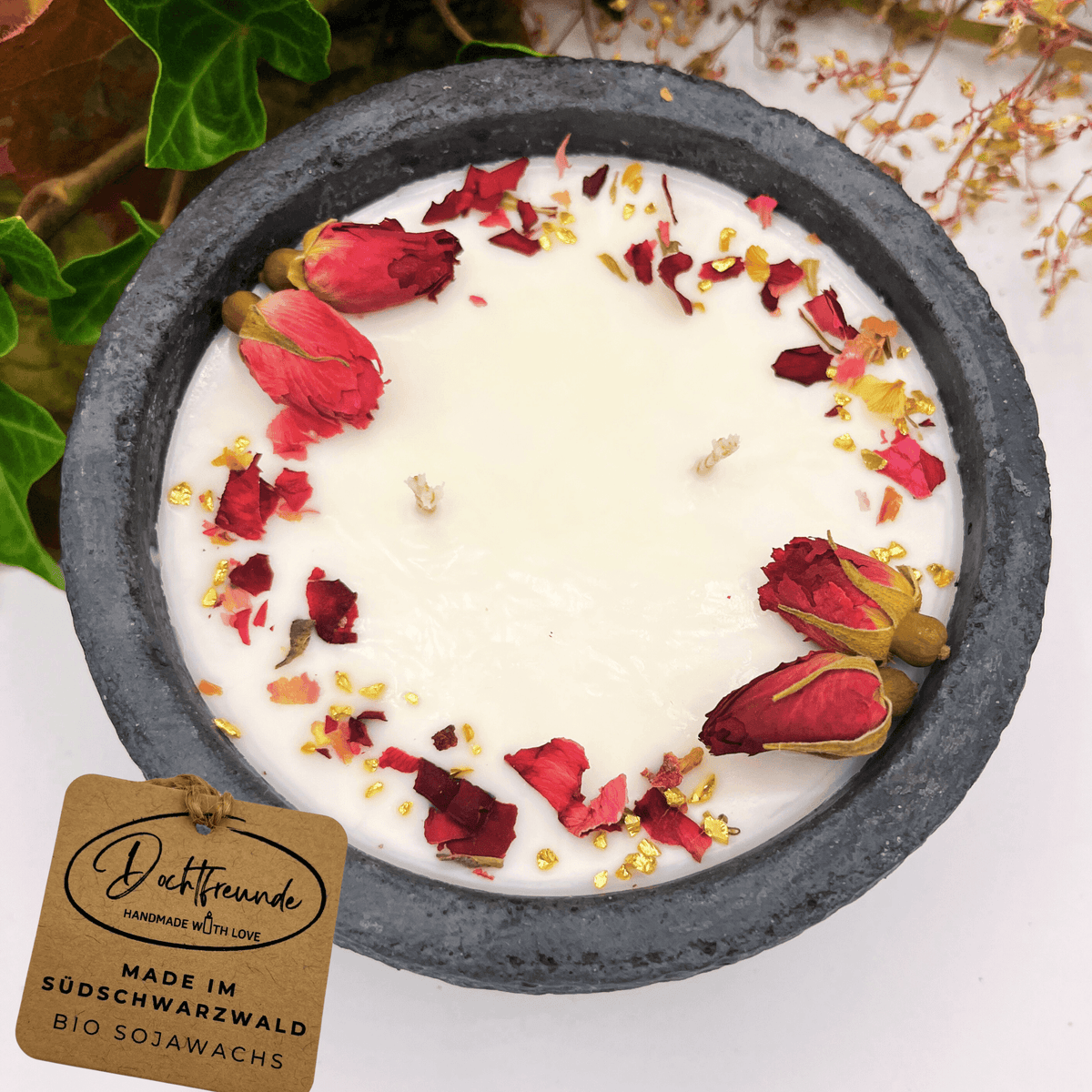 Handgemachte Betonkerze „Black Roses“ Aromakerze- Stilvolle Sojawachskerze für Ihr Zuhause. Mit Blütenverzierung und HOCHWERTIGEM Baumwolldocht aus dem Südschwarzwald 