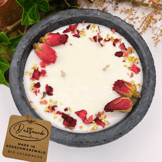 Handgemachte Betonkerze „Black Roses“ Aromakerze- Stilvolle Sojawachskerze für Ihr Zuhause. Mit Blütenverzierung und HOCHWERTIGEM Baumwolldocht aus dem Südschwarzwald 